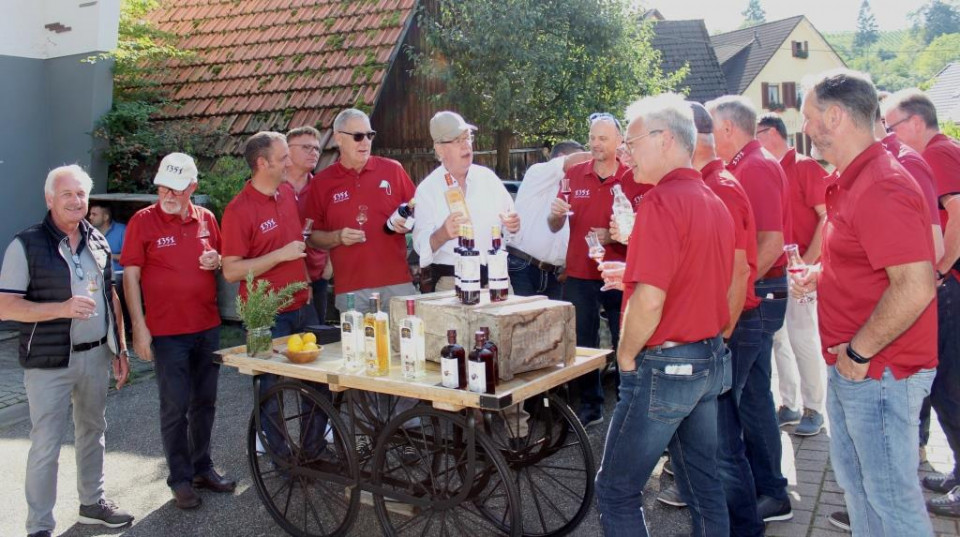 Ein „Schnäpsle“ auf das Wiedersehen: Willi Stächele (weißes Hemd) mit den Mitgliedern des Stockacher Narrengerichts (rot).