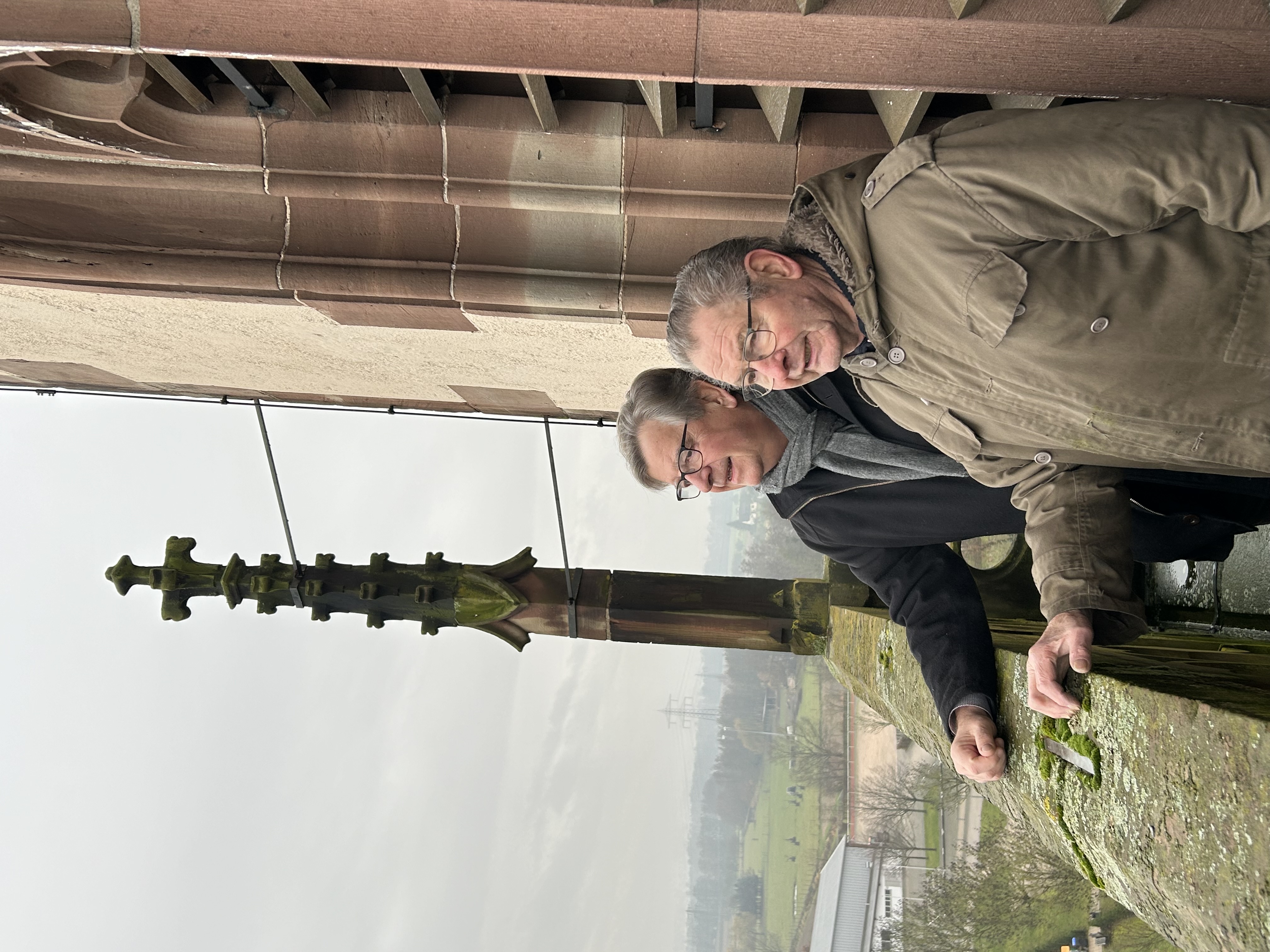 Erwin Bildstein und Willi Stchele auf der Plattform am Kirchturm (Foto: Georg Graf)