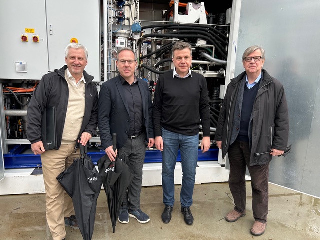 Das Foto zeigt von links: Gerd Waltersbacher (Projektleiter Windkraft), Raimund Haser MdL, Firmenchef Hans-Peter Fischer und Willi Stchele MdL