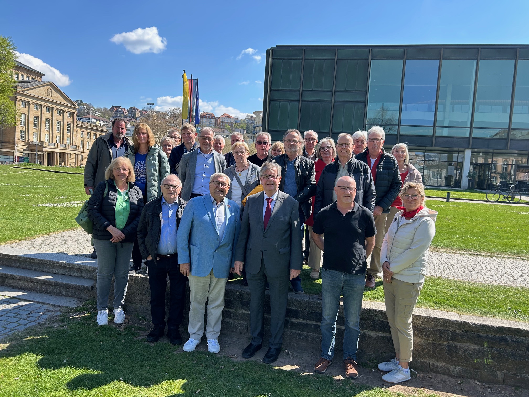 Das Foto zeigt die Besuchergruppe mit Willi Stchele MdL vor dem Landtagsgebude in Stuttgart
Foto: Georg Graf